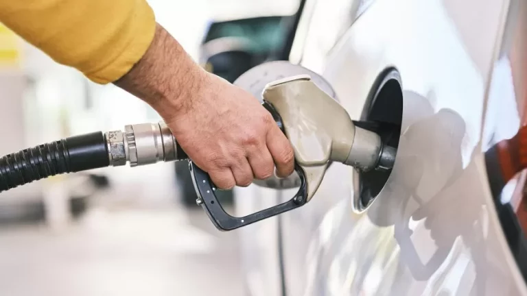 Gasolina sobe R$ 0,30 em uma semana no Distrito Federal e repasse nas bombas pressiona motoristas