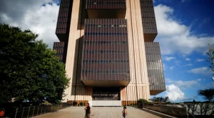 Banco Central estuda limitar concessão de crédito por renda para conter endividamento das famílias