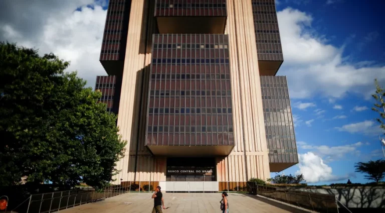 Banco Central estuda limitar concessão de crédito por renda para conter endividamento das famílias