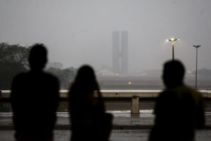 Após recorde de calor no DF, Inmet emite alerta amarelo para tempestades e vendaval