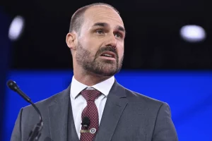 Moraes determina prisão e cumprimento imediato de pena de Eduardo Bolsonaro após trânsito em julgado