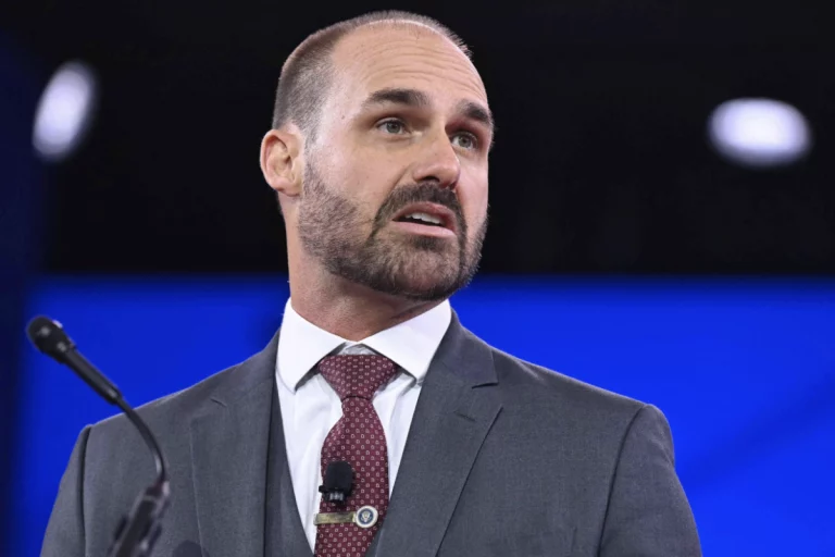 Moraes determina prisão e cumprimento imediato de pena de Eduardo Bolsonaro após trânsito em julgado