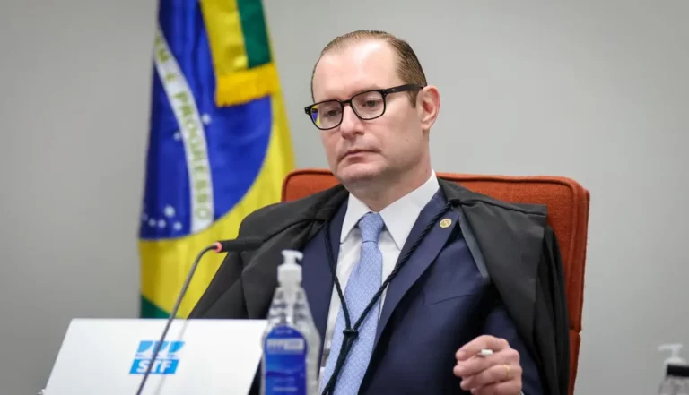 Ministro Cristiano Zanin estende horário de votação no país até as 19h no 2º turno