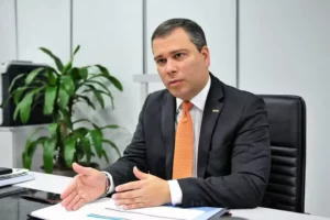 Justiça autoriza bloqueio de até R$ 565 mil em bens de ex-presidente do BRB por curso em Harvard