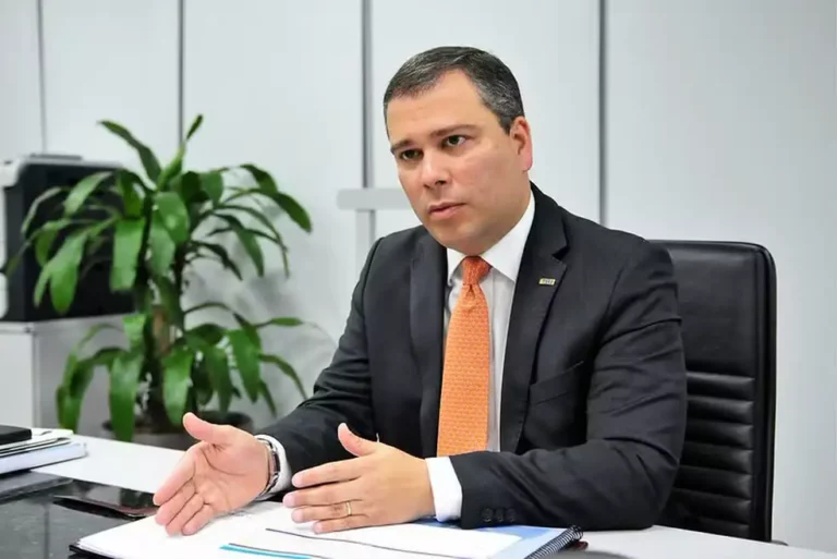 Justiça autoriza bloqueio de até R$ 565 mil em bens de ex-presidente do BRB por curso em Harvard