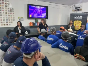 Agosto Lilás: Seconci-DF leva conscientização sobre violência doméstica aos canteiros de obras do DF