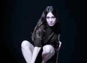 Entre metrópole e natureza: Alessandra Negrini estreia monólogo visceral em Brasília