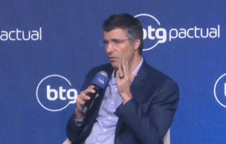 Geopolítica e economia: Donald Trump se reúne com André Esteves perto de Washington