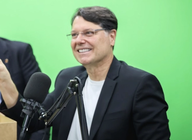 Kiko Caputo defende valorização de servidores e critica loteamento de cargos no DF em sabatina do Sindilegis