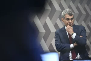 Flávio Dino suspende condenação de Romero Jucá e restabelece elegibilidade do ex-senador