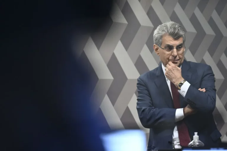 Flávio Dino suspende condenação de Romero Jucá e restabelece elegibilidade do ex-senador