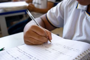 Ensino médio do DF cai e fica entre os piores do país no Ideb 2025; Goiás se destaca no topo