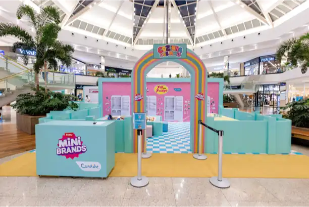 Atração inédita “Fill the Fridge – Mini Brands” chega ao ParkShopping com geladeira gigante e experiências imersivas