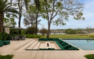 Oásis contemporâneo: projeto paisagístico no DF recria atmosfera de resort tropical à beira do lago