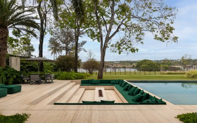 Oásis contemporâneo: projeto paisagístico no DF recria atmosfera de resort tropical à beira do lago