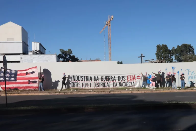 Juventude do MST e Levante realizam ato em frente à Embaixada dos EUA em Brasília