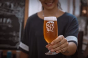 Beer Week celebra uma década no Terraço Shopping com cervejas artesanais, palestras e música ao vivo