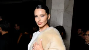 O retorno de uma lenda: aparições de Adriana Lima em mês da moda resgatam estética dos anos 2000
