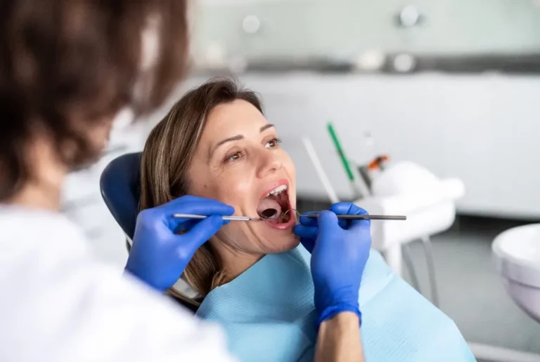 Saúde Bucal: Cuidados com dentes e gengivas devem ser redobrados após os 40 anos