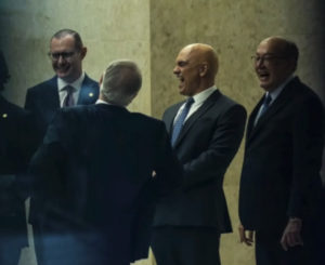 Bastidores do STF: Imagem de fotógrafo flagra momento de descontração entre ministros após sessão no Plenário