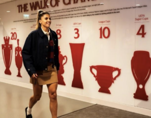 Tommy Hilfiger e time feminino do Liverpool FC unem moda e futebol em chegada inédita a Anfield