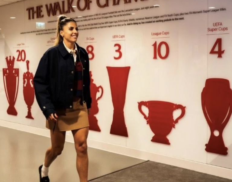 Tommy Hilfiger e time feminino do Liverpool FC unem moda e futebol em chegada inédita a Anfield