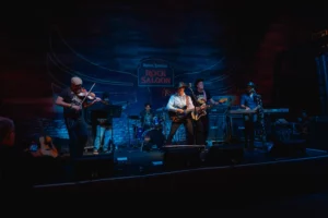 Cantor brasiliense Gigio Teixeira anuncia releitura de “Neon Moon” para o projeto Nashville Sessions