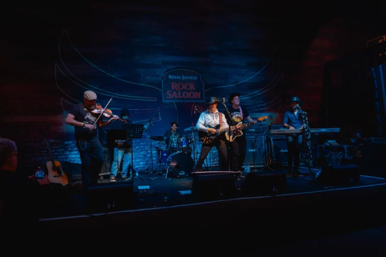 Cantor brasiliense Gigio Teixeira anuncia releitura de “Neon Moon” para o projeto Nashville Sessions