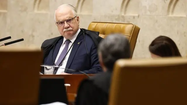 Fachin reorganiza relatorias no STF e assume petição sobre conversas de Moraes com Vorcaro