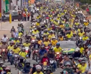 Flávio Bolsonaro lidera motocarreata em São Luís e promete indicar cinco nomes ao STF se eleito