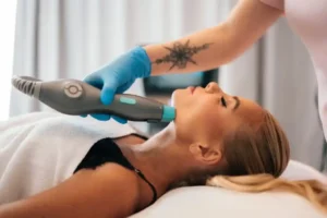 Estética não invasiva cresce com foco em resultados naturais e tecnologia de alta precisão