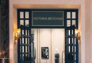 Victoria Beckham inaugura boutique pop-up exclusiva no Le Bristol Paris
