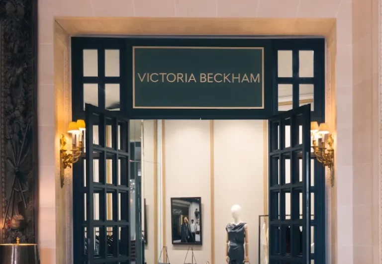 Victoria Beckham inaugura boutique pop-up exclusiva no Le Bristol Paris
