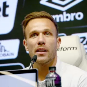 Arthur critica gramado da Vila e dá razão a Neymar