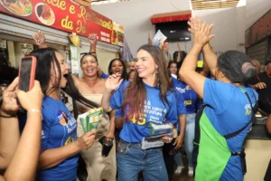 Paula Belmonte defende educação integral para ampliar autonomia de mães em agendas pelas feiras do DF