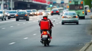 Trabalho por aplicativos cresce 36,8% e atinge 2 milhões de pessoas no Brasil, aponta IBGE