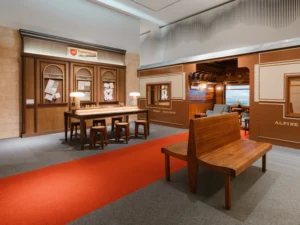 MONTBLANC HAUS inaugura exposição ‘WORDS & VOYAGES’ em Hamburgo com cenário inspirado em Wes Anderson
