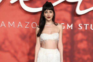 Dakota Johnson elege look sob medida da Calvin Klein para première de “Verity” em Nova York