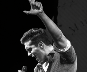 Assessoria de Luan Santana nega conotação política em gesto feito durante show em BrasíliaMetrópoles