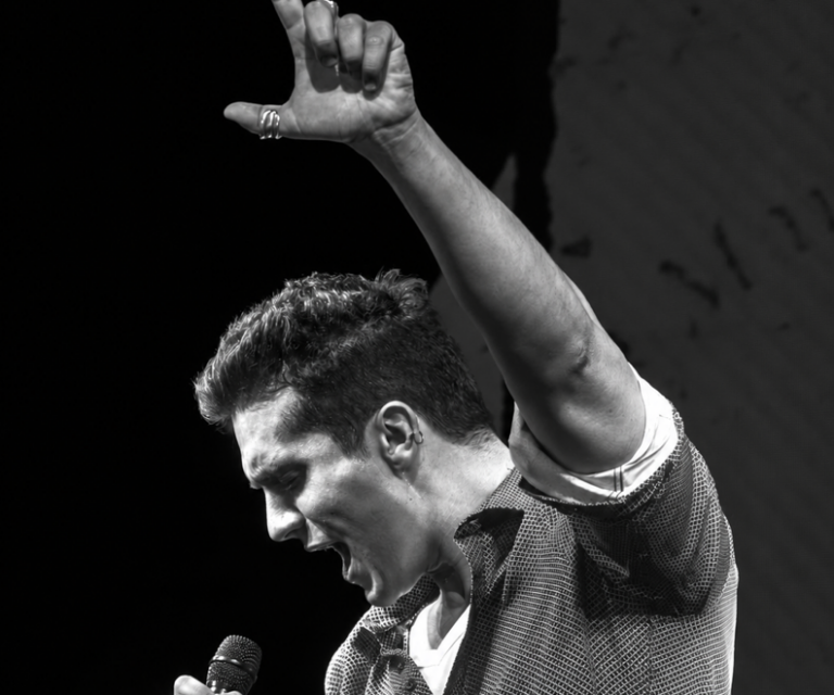 Assessoria de Luan Santana nega conotação política em gesto feito durante show em BrasíliaMetrópoles