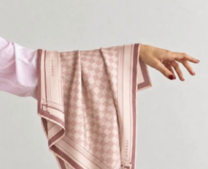 Charth transforma moda em solidariedade com lenços exclusivos para o Outubro Rosa
