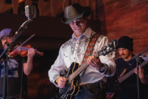 Músico brasiliense Gigio Teixeira lança releitura de clássico de Alan Jackson gravada em Nashville