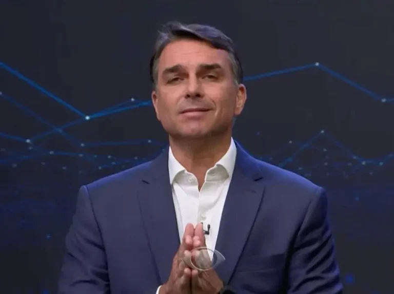 PF intima Flávio Bolsonaro a entregar passaportes por ordem do ministro Alexandre de Moraes