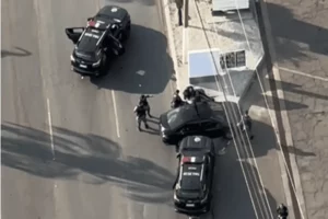 Preso 5 vezes por roubo, homem é detido após perseguição, batidas e carro clonado no DF